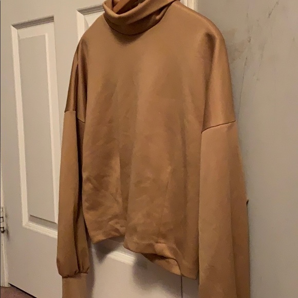 Gold Cropped Turtleneck 💛 - Picture 3 of 5